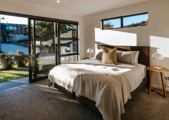 The Clearview House - Views - Sleeps 9 Wanaka