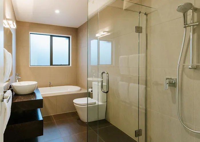 The Clearview House - Views - Sleeps 9 * Wanaka