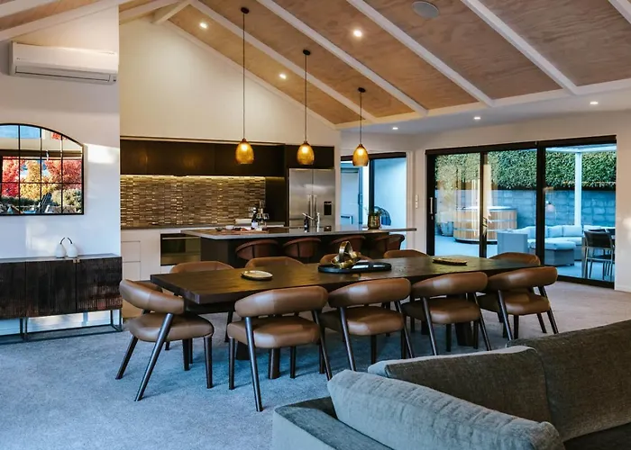 The Clearview House - Views - Sleeps 9 Holiday home Wanaka