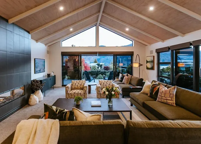 The Clearview House - Views - Sleeps 9 * Wanaka